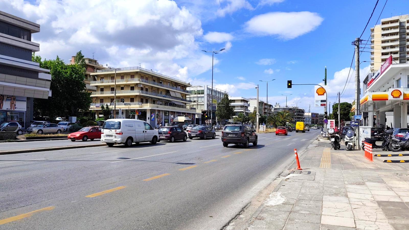 Λεωφόρος Μεσογείων: Άγριος καβγάς μεταξύ οδηγών – Του έπιασε το χέρι από το παράθυρο και το γύρισε