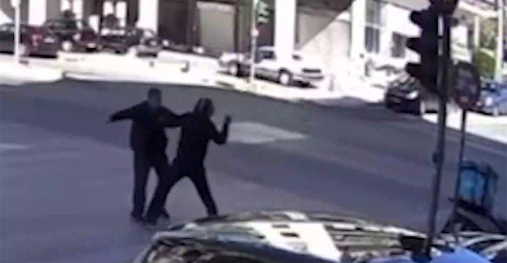 Καβγάς για την προτεραιότητα στην Αχαρνών: Ο 71χρονος κάρφωσε κλειδί στο χέρι του μοτοσικλετιστή (βίντεο)