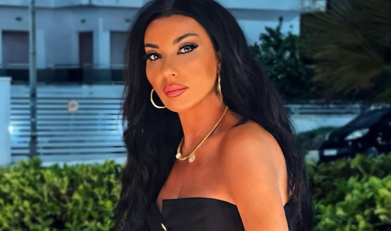 Πόπη Μαλλιωτάκη: Ποζάρει τόπλες και «κόβει την ανάσα» – Η ανάρτηση της τραγουδίστριας