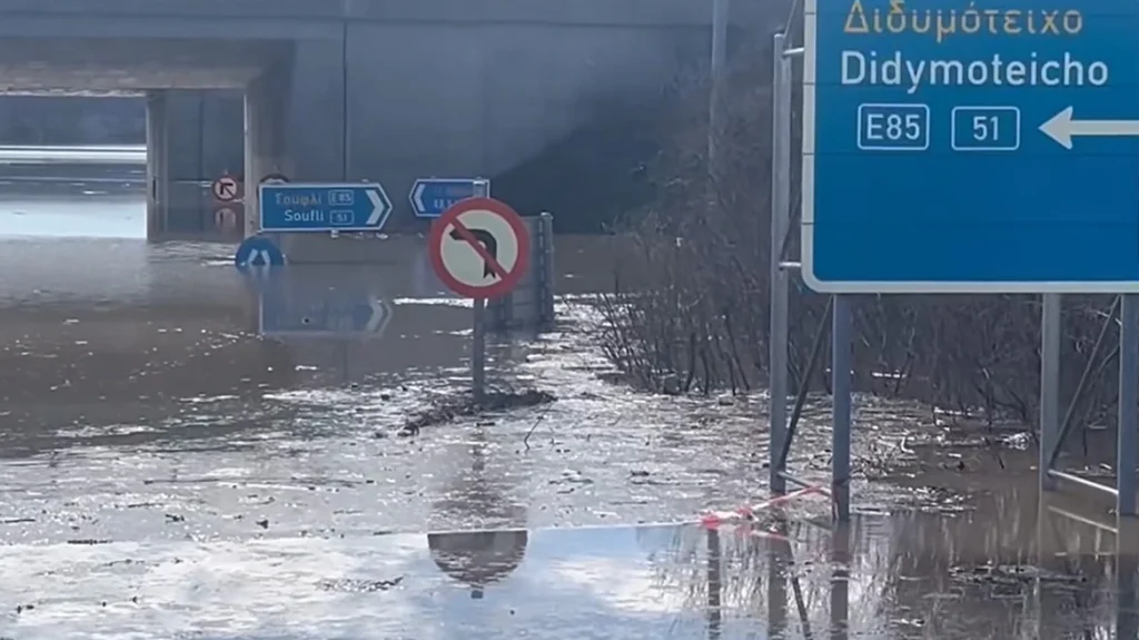 Έβρος: Τα νερά κάλυψαν μέχρι και τις πινακίδες στα Λάβαρα (βίντεο)