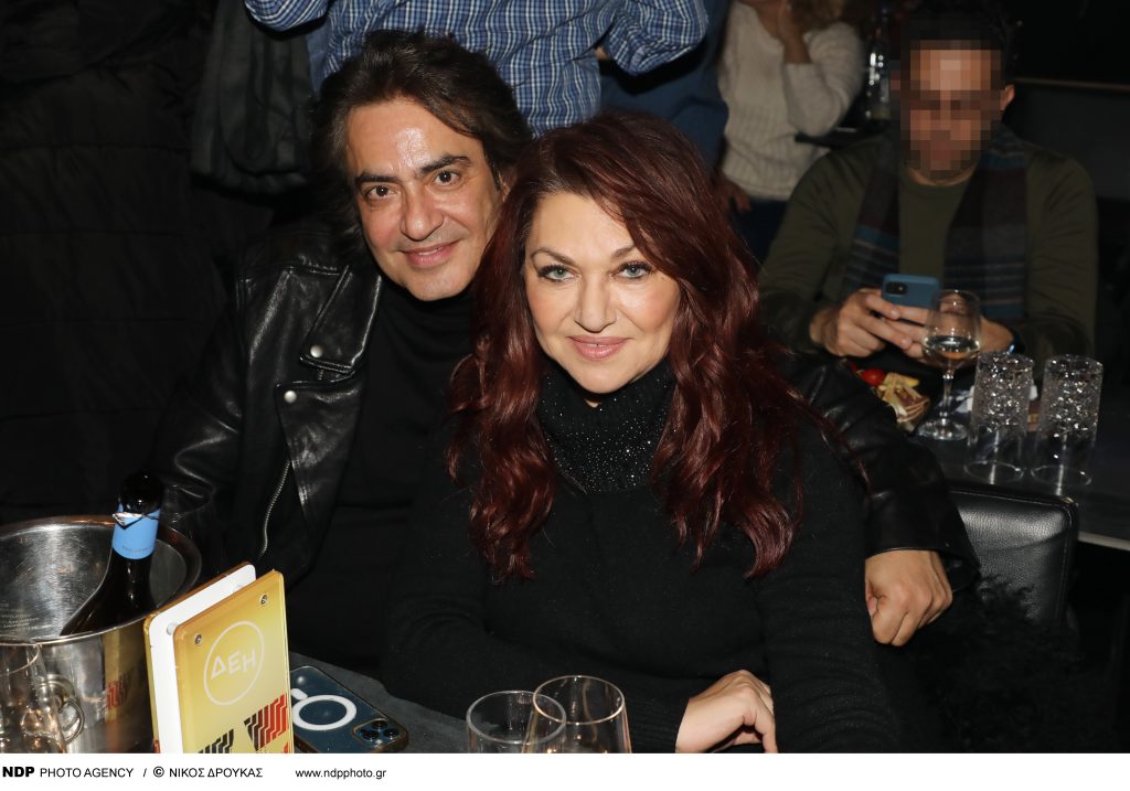 Ο «σύμβουλος γάμου» και το παθιασμένο φιλί που έδωσαν ο Δ.Σχοινάς και η Κ.Γαρμπή (βίντεο)