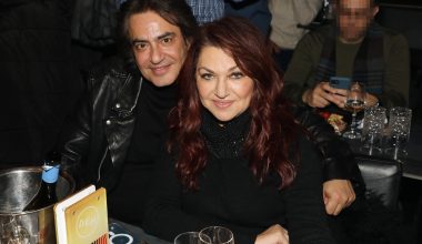 Ο «σύμβουλος γάμου» και το παθιασμένο φιλί που έδωσαν ο Δ.Σχοινάς και η Κ.Γαρμπή (βίντεο)