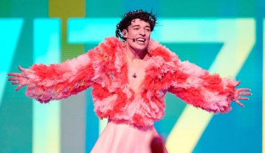 Eurovision: «Το» Nemo επέστρεψε το τρόπαιο του διαγωνισμού «θρυμματισμένο και τυλιγμένο με χαρτί υγείας»!