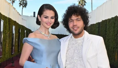 Σύζυγος Σελένα Γκόμεζ: Με κατάμαυρες πατούσες στον καναπέ podcast – Αηδιασμένοι οι θαυμαστές της (βίντεο)