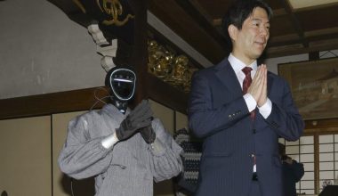 Ιαπωνία: Ρομπότ-μοναχός γνωρίζει τις βουδιστικές γραφές – Περπατά αργά και προσεύχεται (βίντεο)