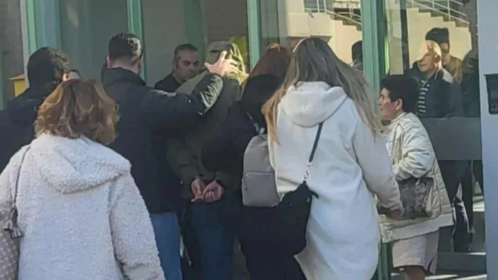 Αίγιο: «Νύχτα» οδηγήθηκε στο δικαστικό μέγαρο ο 46χρονος που πυροβόλησε ανήλικους – Φόβοι για επιθέσεις από γονείς