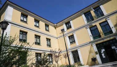 Τα ερωτήματα μετά τον εντοπισμό του δικηγόρου που οπλοφορούσε στα δικαστήρια Ευελπίδων – Πώς το «πέρασε;»