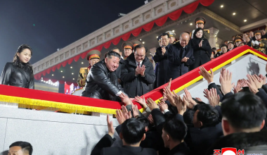 Ο Κιμ Γιονγκ Ουν μαζί με την έφηβη κόρη του Κιμ Τζου Ε στη μεγάλη στρατιωτική παρέλαση (φώτο-βίντεο)