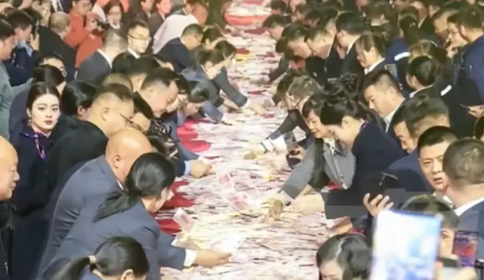 Απίστευτος εργοδότης στην Κίνα: Μοίρασε μπόνους 22 εκατ. ευρώ και τους έβαλε να πάρουν όσα χωρούσαν στα χέρια τους!