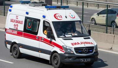 Τροχαίο δυστύχημα στην Τουρκία: 16χρονη «καρφώθηκε» με τη μηχανή της σε φορτηγάκι και σκοτώθηκε (βίντεο)