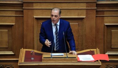 Κ.Βελόπουλος: «Μας κυβερνάει μία συμμορία μαφιόζων» – Πυρά κατά της κυβέρνησης Κ.Μητσοτάκη