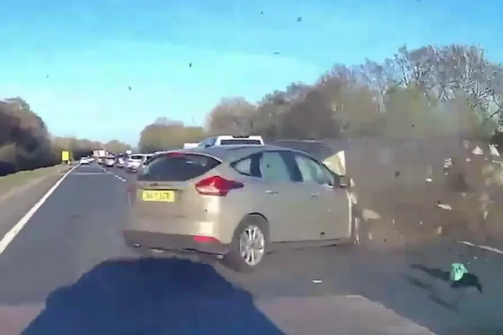 Βρετανία: Ασυνείδητος οδηγός έβλεπε το στοίχημα στο κινητό του και συγκρούστηκε με ΙΧ έγκυου γυναίκας (βίντεο)