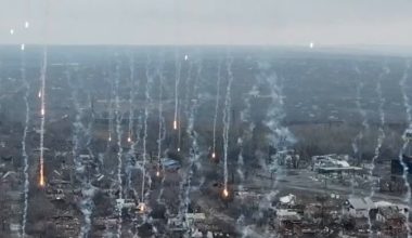 Bίντεο: Οι Ρώσοι «λιώνουν» την Κονσταντινόφκα με FAB-1500 και βόμβες λευκού φωσφόρου!