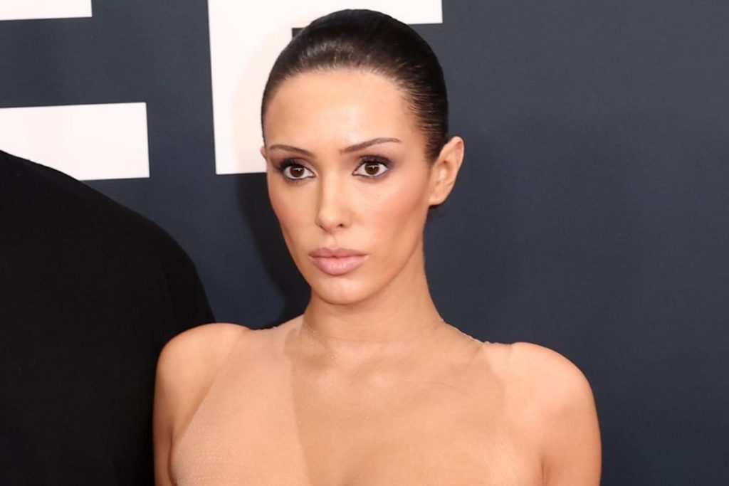 Άφησε ελάχιστα στη φαντασία: H M.Σενσόρι εθεάθη στους δρόμους του Λος Άντζελες μόνο με σουτιέν και μίνι φούστα