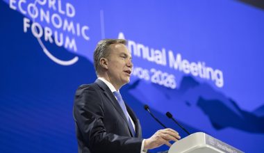 Παραιτήθηκε ο επικεφαλής του Παγκόσμιου Οικονομικού Φόρουμ λόγω διασυνδέσεων με τον Έπσταϊν!