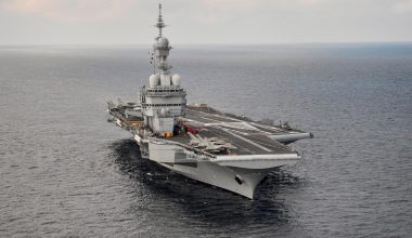 Το Κρεμλίνο διέψευσε ότι πραγματοποίησε προειδοποιητική επίθεση στο γαλλικό αεροπλανοφόρο Charles de Gaulle