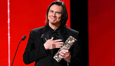 Τζίμ Κάρεϊ: Έλαβε συγκινημένος το βραβείο Σεζάρ μιλώντας στα γαλλικά (βίντεο)