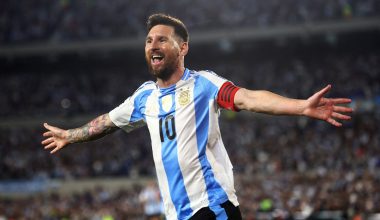 Πουέρτο Ρίκο: H στιγμή που φίλαθλοι «εισβάλουν» στο γήπεδο και ρίχνουν κάτω τον Λ.Μέσι! – Δείτε βίντεο