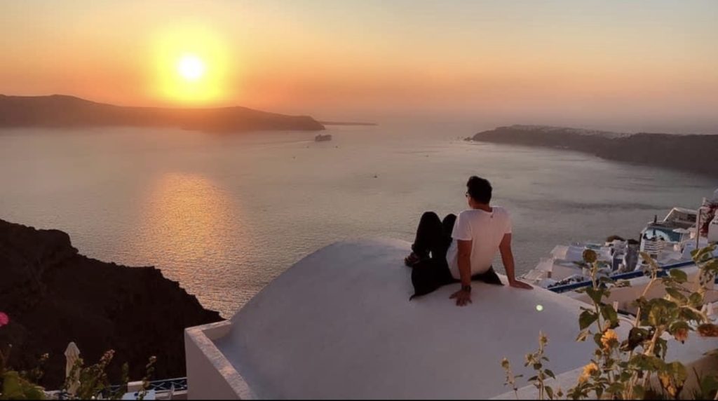 «Άρωμα» καλοκαιριού απόψε στις 22:00 στο Fatsabook: Ένα εντυπωσιακό ταξίδι στη Σαντορίνη μέσα από την τηλεόραση του PRONEWS