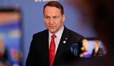 Ο Πολωνός ΥΠΕΞ «βλέπει» παγκόσμια σύρραξη: «Ετοιμαστείτε για πόλεμο όπως τον έζησαν οι παππούδες μας»