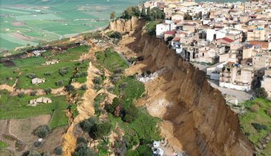 Σικελία: Πυροσβέστες ανέκτησαν 400 σπάνια βιβλία από δημοτική βιβλιοθήκη στο επίκεντρο τεράστιου ρήγματος (βίντεο)