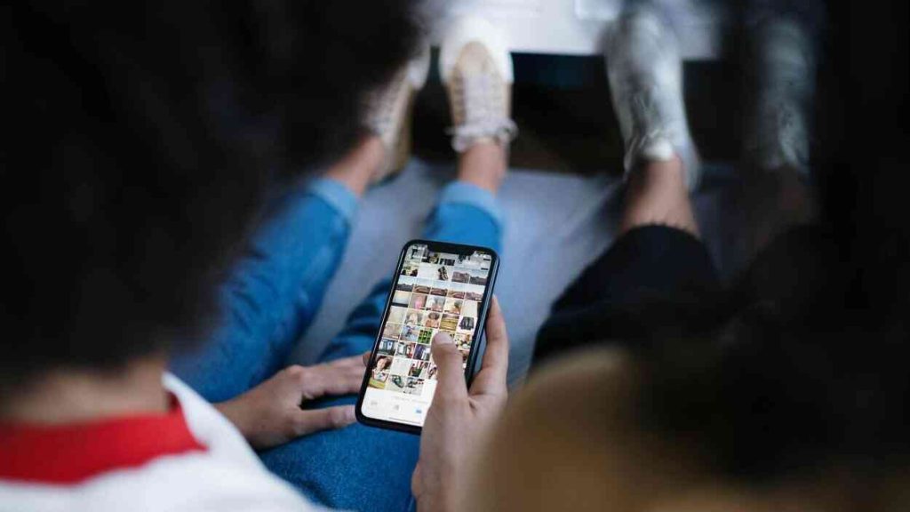 «Φρένο» της Πολωνίας στη χρήση των social media από 15χρονα: Σχεδιάζει την πλήρη απαγόρευσή τους