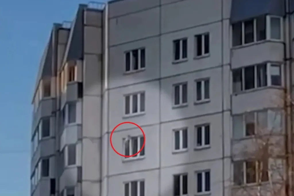 Απίστευτο συμβάν στη Ρωσία: Νήπιο έπεσε στο κενό από ύψος 33 μέτρων – Το έπιασαν με παλτό 2 ηρωίδες νοσοκόμες (vid)