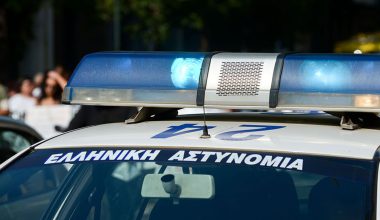 Πάτρα: Τρακτέρ «ξέμεινε» από φρένα και προσέκρουσε σε είσοδο σχολείου – Ο ελιγμός του οδηγού έσωσε την κατάσταση