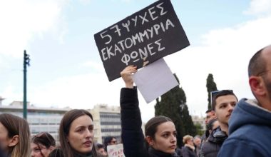 Σε εξέλιξη το μεγάλο συλλαλητήριο για τα Τέμπη στο κέντρο της Αθήνας: Πλήθος κόσμου στο Σύνταγμα (φωτο)