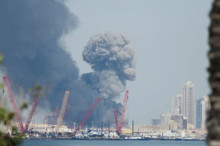 Τουρίστες καταγράφουν τα ιρανικά αντίποινα από πισίνα ξενοδοχείου στο Άμπου Ντάμπι!