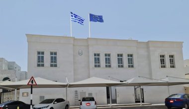 Έκτακτη οδηγία της ελληνικής πρεσβείας στο Άμπου Ντάμπι προς τους Έλληνες πολίτες: «Μείνετε στα σπίτια σας»