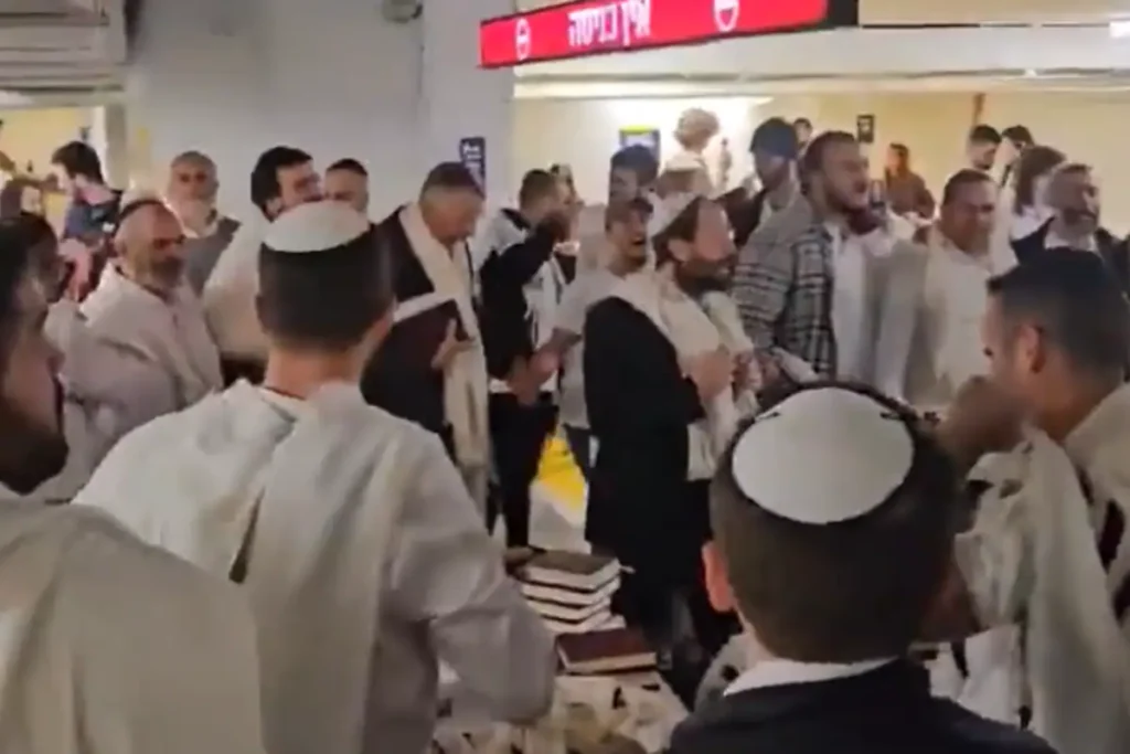 Βίντεο: Οι Ισραηλινοί χορεύουν στα καταφύγια και από πάνω πέφτουν οι πύραυλοι