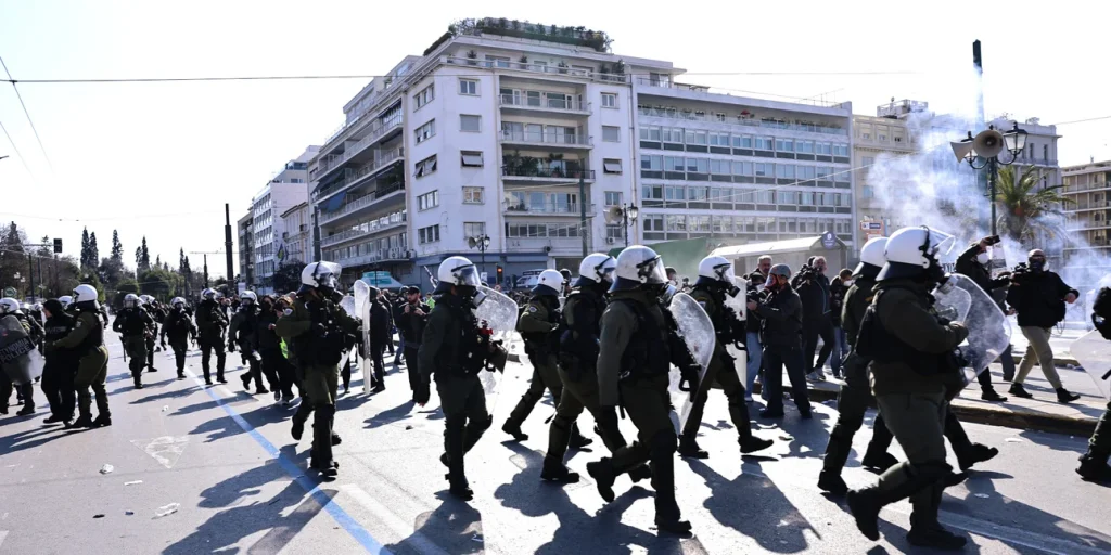 Σύνταγμα: Τραυματίστηκε ρεπόρτερ της ΕΡΤ στα επεισόδια κατά το συλλαλητήριο για τα Τέμπη