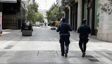 Η ΕΛΑΣ εντόπισε ύποπτο σακίδιο σε στοά στην Ερμού