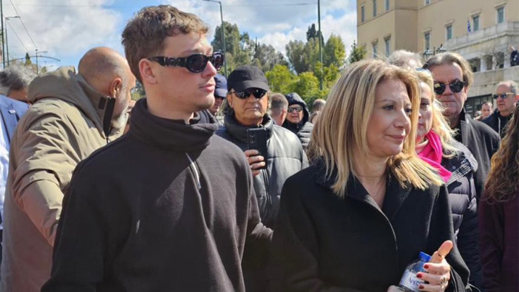 Στο Σύνταγμα η Μαρία Καρυστιανού: Έδωσε το παρών στην συγκέντρωση για τα Τέμπη – Δείτε φωτογραφίες