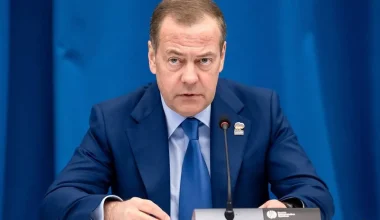 N.Mεντβέντεφ για σύγκρουση ΗΠΑ-Ιράν: «Θα δούμε ποιος θα αντέξει» – Σκληρή κριτική και κατά του Ν.Τραμπ