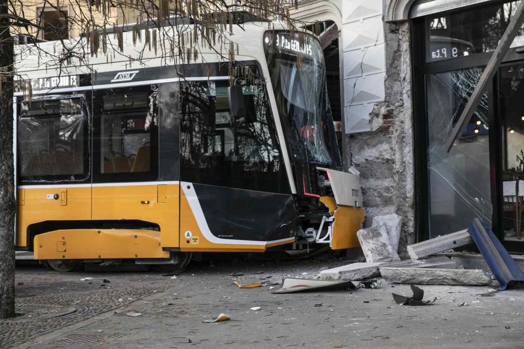 Οι πρώτες δηλώσεις του οδηγού τραμ που ευθύνεται για το δυστύχημα με 2 νεκρούς στο Μιλάνο – Τι ισχυρίστηκε