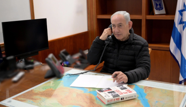 Tηλεφωνική επικοινωνία Μ.Νετανιάχου και Ν.Τραμπ: Η φωτογραφία από το γραφείο του Ισραηλινού πρωθυπουργού