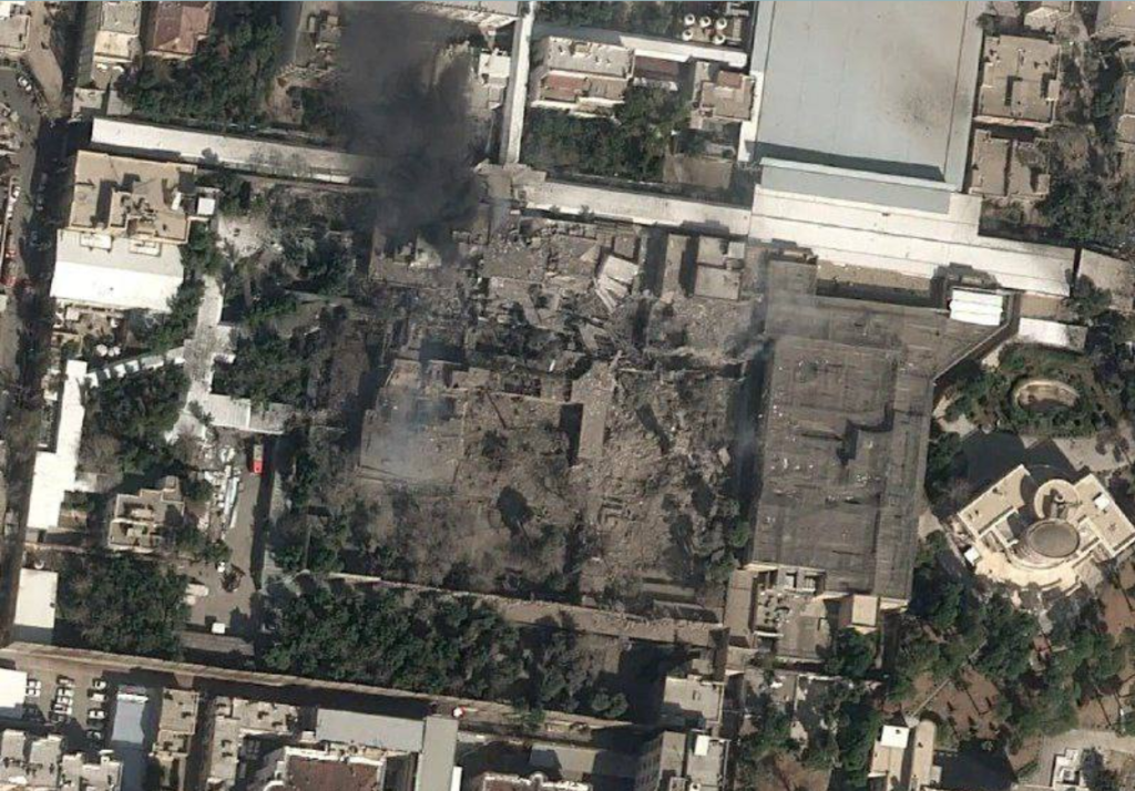 Δορυφορική εικόνα από τον βομβαρδισμό του ισοπεδωμένου σπιτιού του Αγιατολάχ Χαμενεΐ – Δεν βρισκόταν μέσα