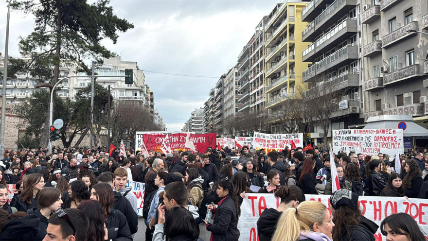 Μεγάλη συγκέντρωση στη Θεσσαλονίκη για τα τρία χρόνια από το έγκλημα των Τεμπών: Τουλάχιστον 11 προσαγωγές (φωτο)