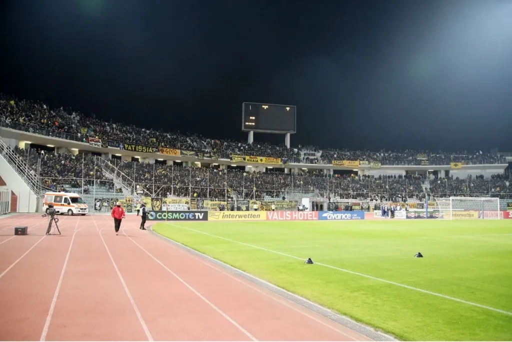 «Βουλιάζει» το Πανθεσσαλικό μετά την «απόβαση» των 20.000 φίλων της ΑΕΚ – Καταρρίπτει ιστορικό ρεκόρ στην Ένωση