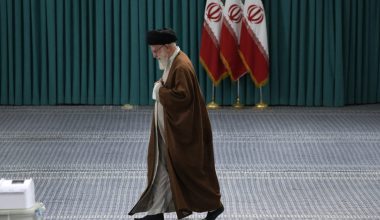 Ρώσοι στρατιωτικοί αναλυτές: «Οι ΗΠΑ δεν θα σωπάσουν μέχρι να πάρουν το κεφάλι του Αγιατολάχ Χαμενεΐ»