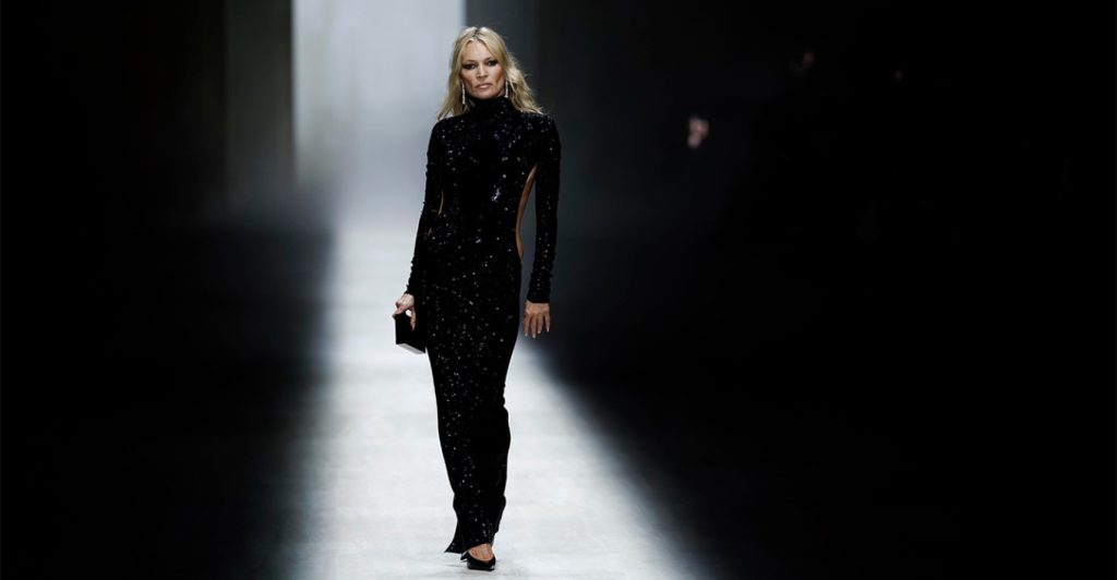 Κέιτ Μος: Εντυπωσιακή εμφάνιση του 52χρονου μοντέλου στην πασαρέλα για την Εβδομάδα Μόδας στο Μιλάνο (βίντεο)