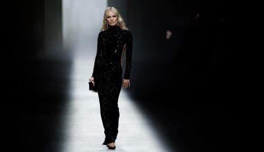 Κέιτ Μος: Εντυπωσιακή εμφάνιση του 52χρονου μοντέλου στην πασαρέλα για την Εβδομάδα Μόδας στο Μιλάνο (βίντεο)