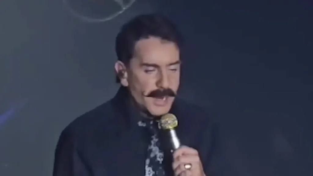 Γιώργος Μαζωνάκης: Με μαύρο μουστάκι εμφανίστηκε στις πίστες – Δείτε βίντεο