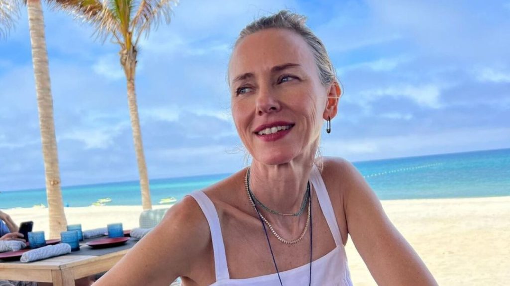 Ναόμι Γουότς: «Αποδέχομαι την ηλικία μου – Δεν θέλω να μοιάζω με 25» τόνισε η 57χρονη ηθοποιός