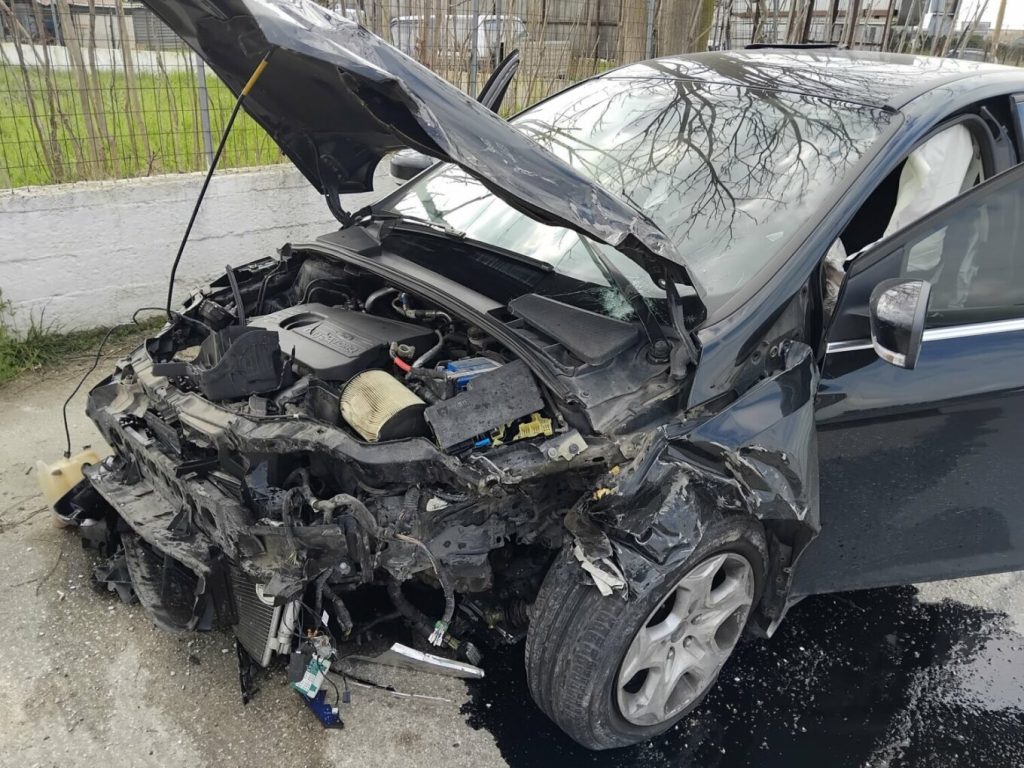 Σοβαρό τροχαίο στη Λάρισα: Τρεις τραυματίες μετά από σύγκρουση αυτοκινήτων – Δείτε φωτογραφίες