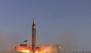 Με ρυθμό παραγωγής 400 βαλλιστικών πυραύλων τον μήνα ανανεώνεται το οπλοστάσιο του Ιράν