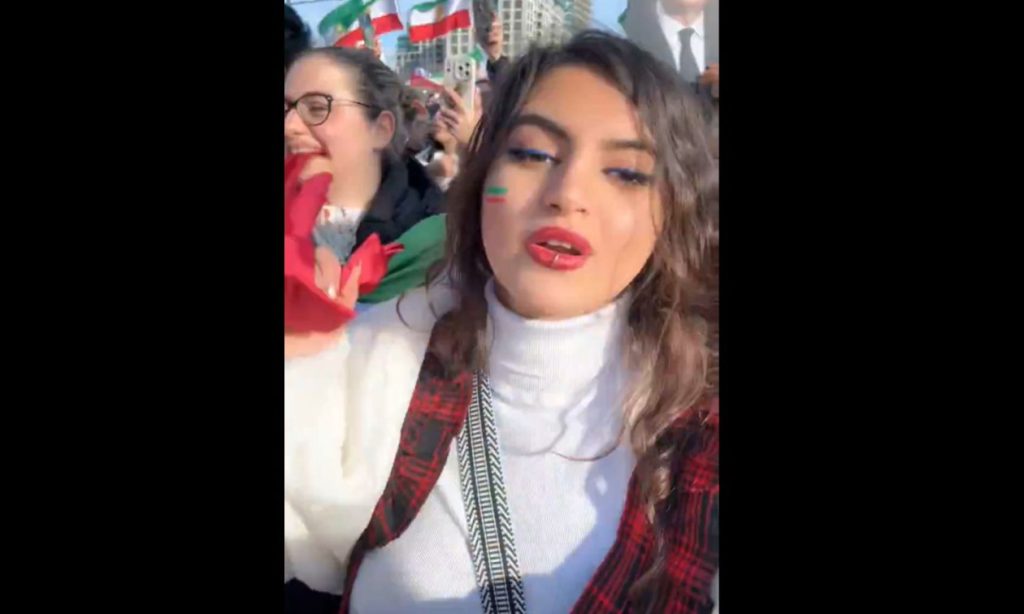 Η Ιρανή που άναψε τσιγάρο με φωτογραφία του Αλί Χαμενεΐ βγήκε στους δρόμους να γιορτάσει την εξόντωσή του (βίντεο)