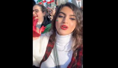 Η Ιρανή που άναψε τσιγάρο με φωτογραφία του Αλί Χαμενεΐ βγήκε στους δρόμους να γιορτάσει την εξόντωσή του (βίντεο)